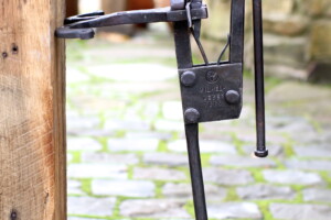 Alle Teile des Schraubstocks sind in Handarbeit hergestellt. Sogar das Gewinde ist geschmiedet.